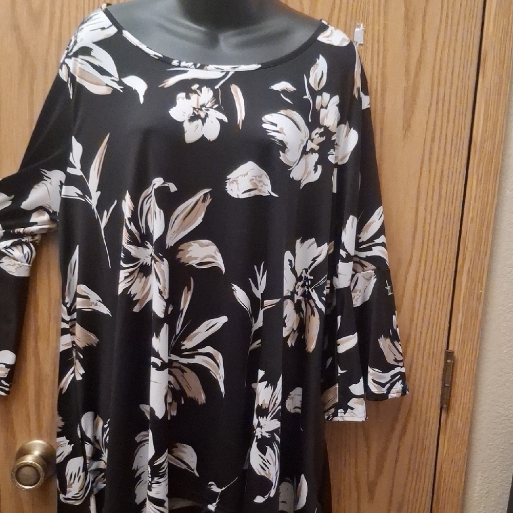 White Mark Chic Black and White Floral Women's Tunic - Picture 3 of 6
